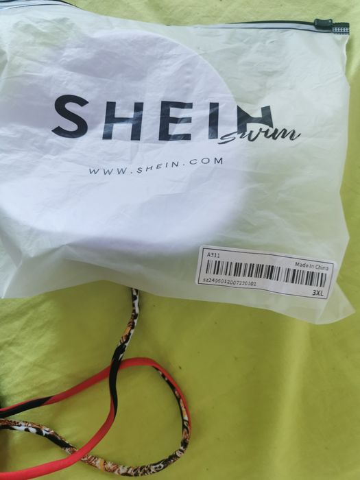 Чисто нов цял бански Shein