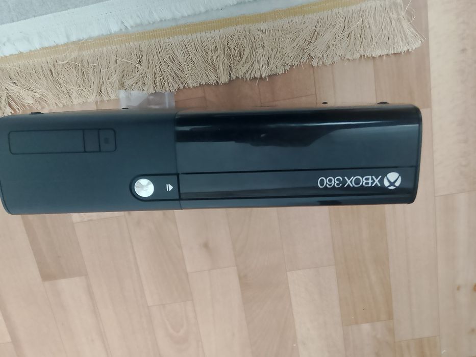 Игрова консоль Xbox 360 e