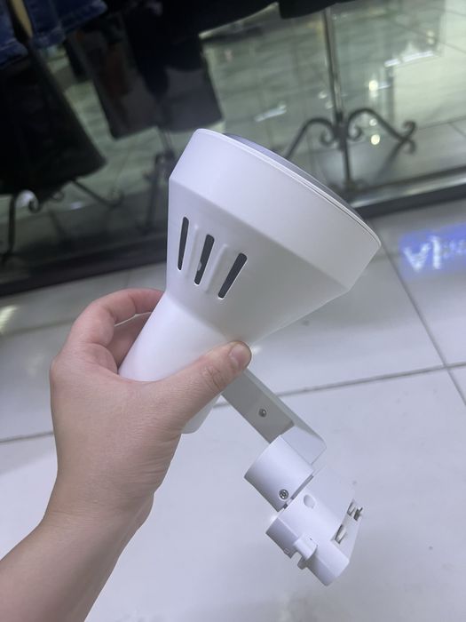 Продается LED трековые светильник с лампой