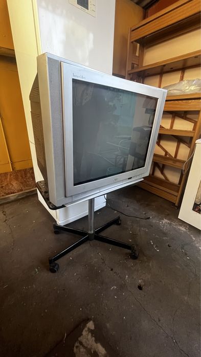 Телевизор цветной со стойкой.