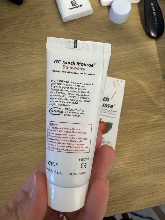 Crema topica remineralizanta pe baza de apa cu aroma de capsuni Tooth Mousse, 40 g, GC