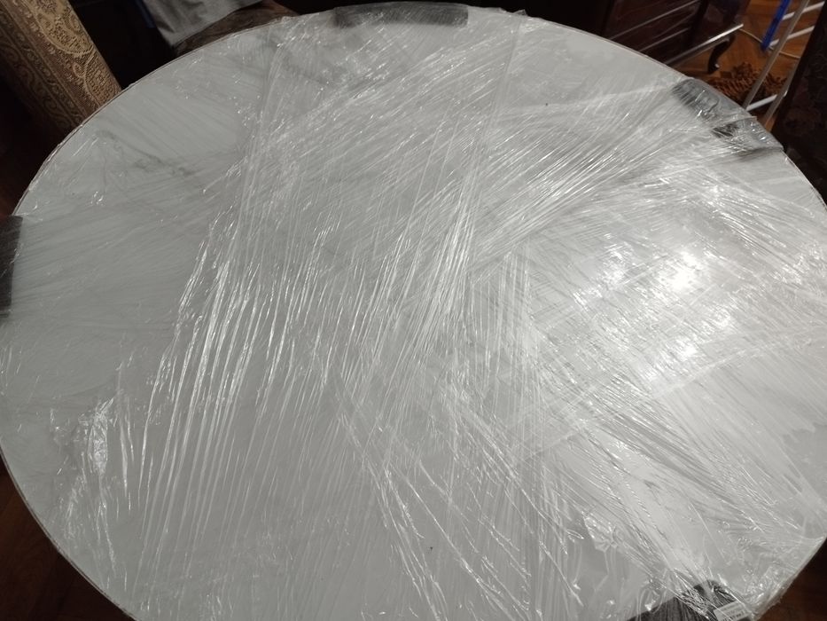 Стильный обеденный стол с чугунной основой и стеклянной столешницей