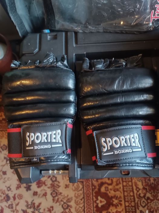 Тренировъчни ръкавици и лапа.