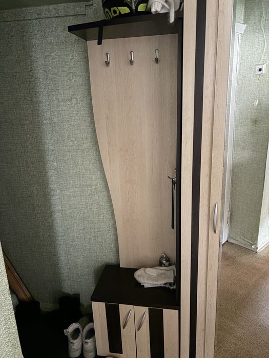 шкаф, прихожая и кровать