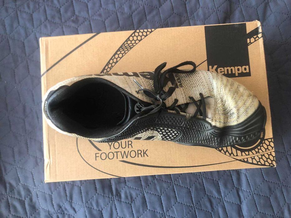 Екипировка за фехтовка на сабя, лява екипировка.