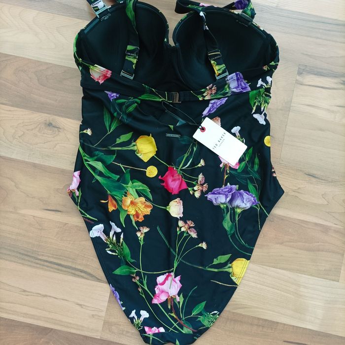 Ted Baker/Tory Burch/Triumph цели  бански