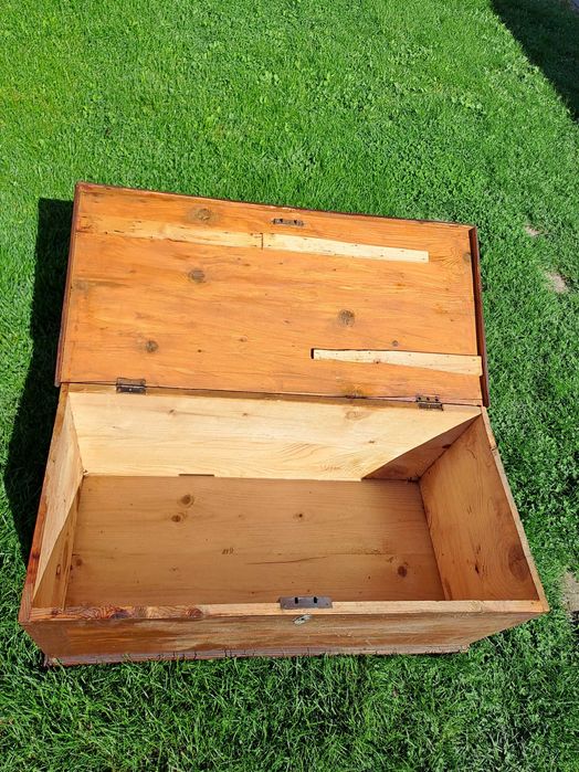 Дървен старинен сандък