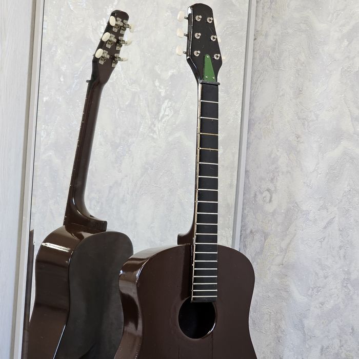 Винтажная акустическая гитара СССР как декор на стену