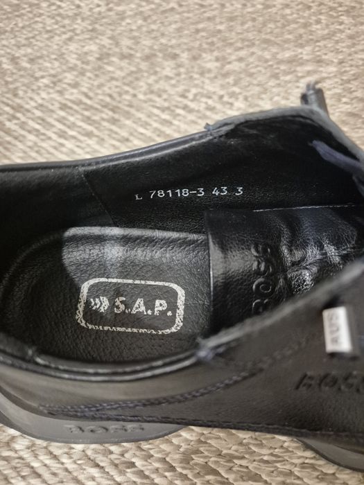 Продам кроссовки кожаные