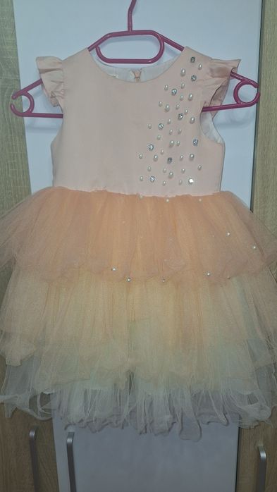 Детска рокля в прасковено с перли и блестящи камъчета