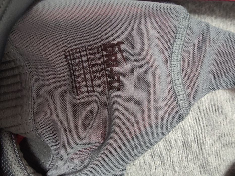 Maieu Nike dama mărimea M merge și S