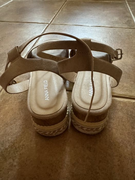Sandale cu platforma roz pal marime 35