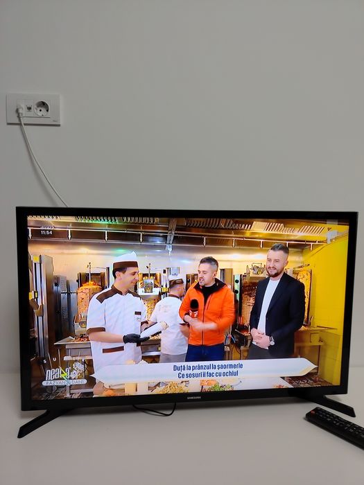 Vind TV samsung diagonala 80 cm pret 400 lei.
