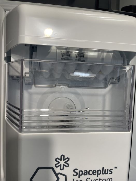 Хладилник LG Side by side с диспенсър за вода и лед