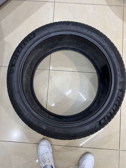 Продам резину 275/40 r21