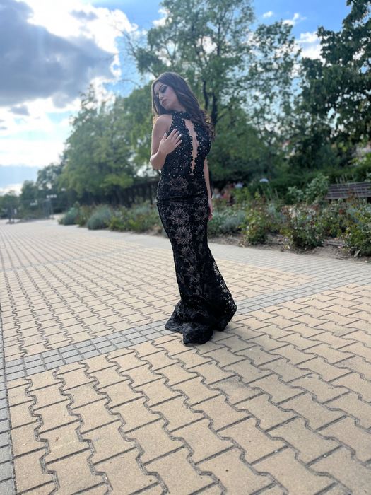 Официална рокля размер с без забележка носена е за няколко часа