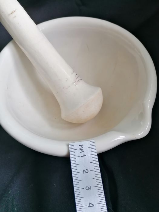 Аптекарски порцеланов хаван