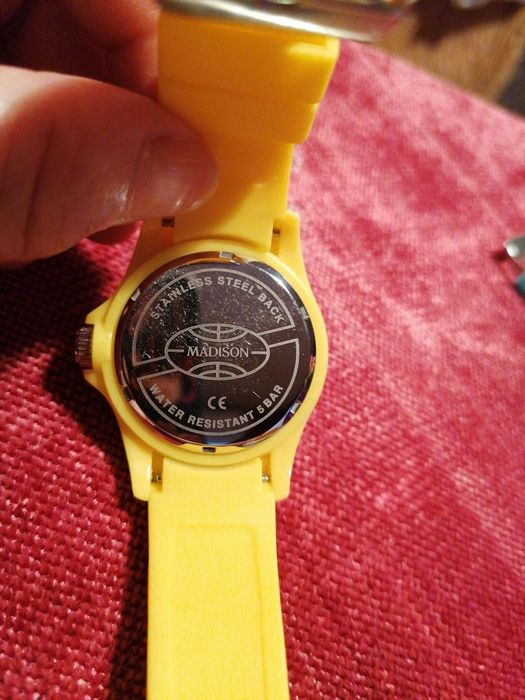 Цветни часовници - жълт и зелен,