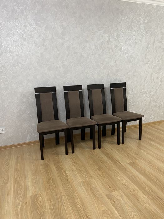 Продам стол с 4 стулями