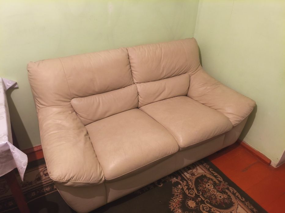 Продается бежевый диван