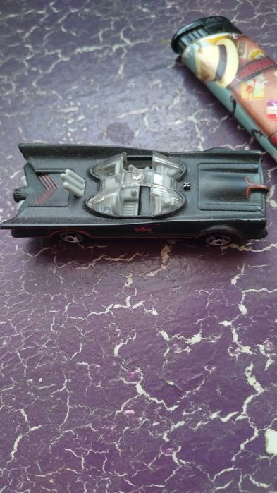 Плюшена играчка маймуна и количка Батмобил