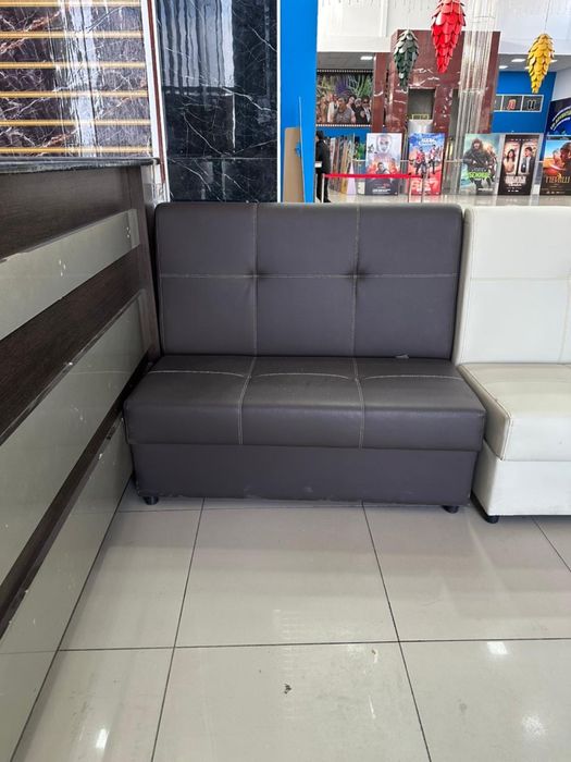 Диван для кафе, в отличном состоянии