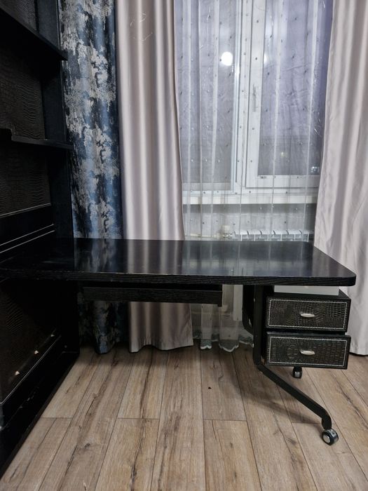 Продам шкаф со столом и стулом