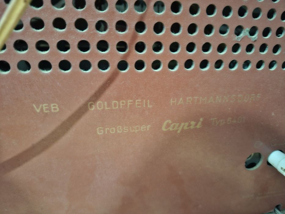 Radio Capri stereo pe lampi