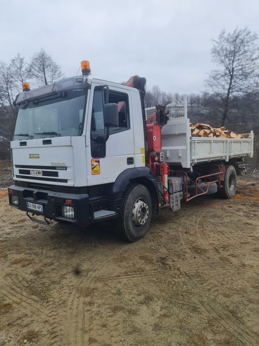 Camion basculabil cu macara