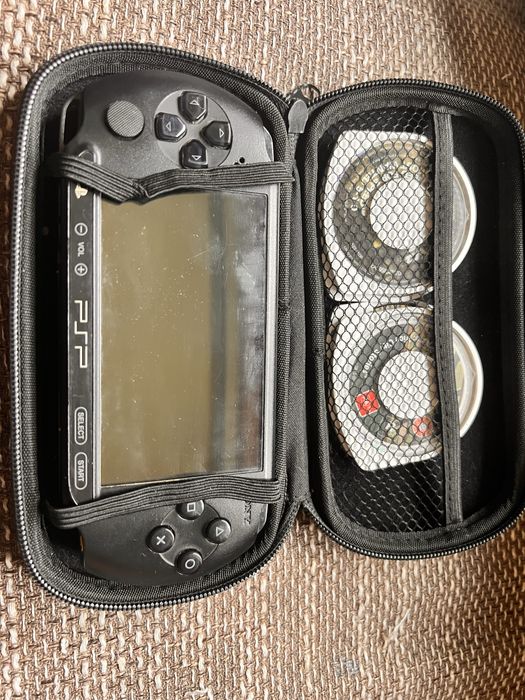 Продавам psp с 4 игри
