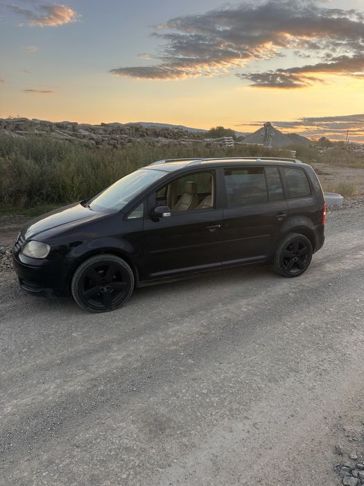 Dezmembrez  Volkswagen Touran