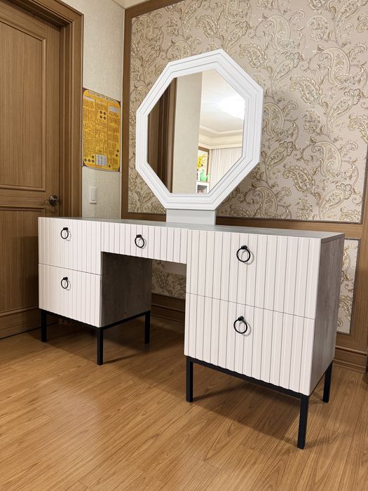 Туалетный столик б/у