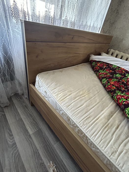 Кровать с мягким матрасом