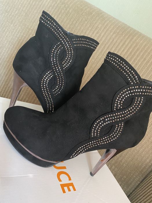 Боти на висок ток