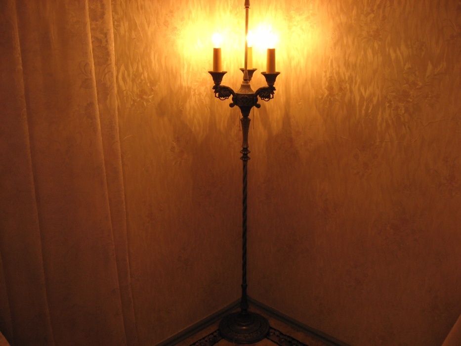 Винтажный напольный торшер в отличном состоянии.