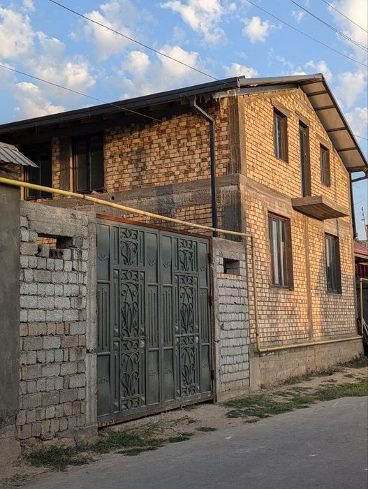 ДУРМОНДА СРОЧНО Участка 2 этажный сотилади. Нархи келишилади..