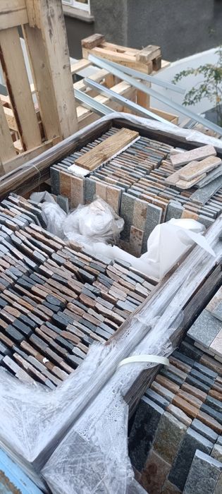 Панел трикс от слепен сиво-златист гнайс.