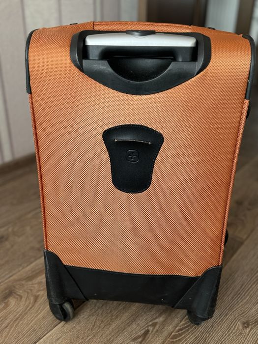 Продам почти новый чемодан Swiss Gear