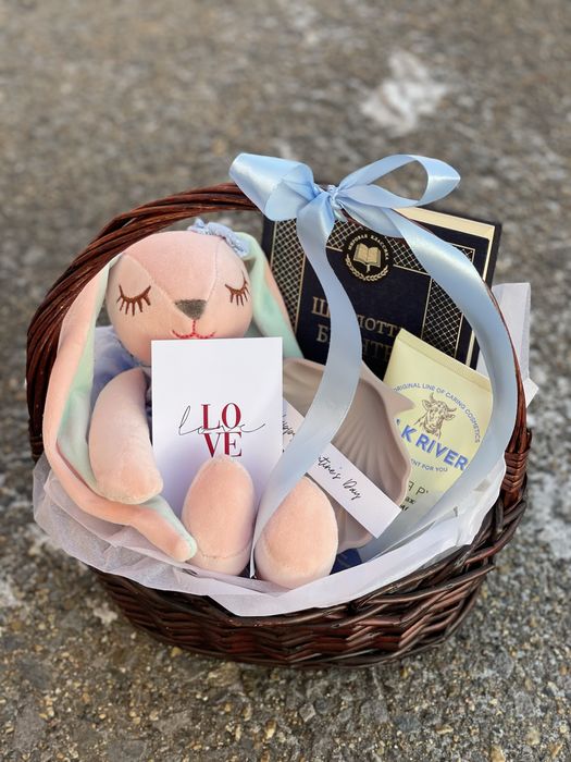 Бокс в корзине с книгой