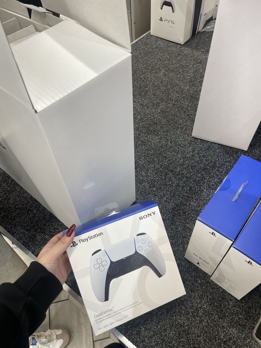 Срочно продается Sony PS5 +2 джойстика с гарантией!