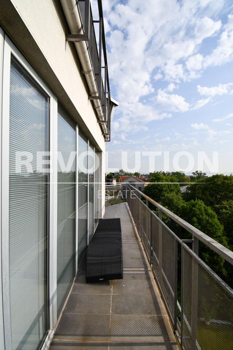 Мезонет с ГАРАЖ в центъра на София.