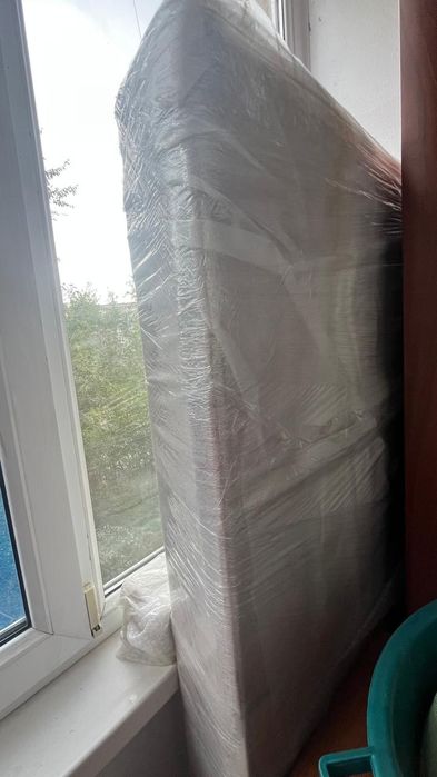 Продаю стол с мраморным принтом
