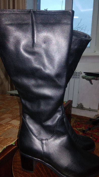 Продам кожанные женские сапоги