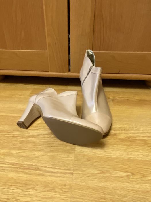 De vanzare ghete din piele naturala,noi ,masura 40