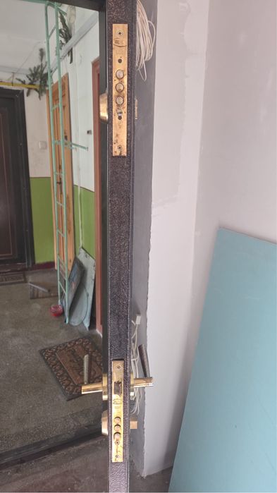 Usa metalica de apartament