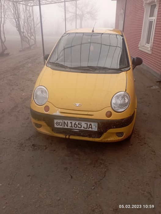 Moshina yurib turibti