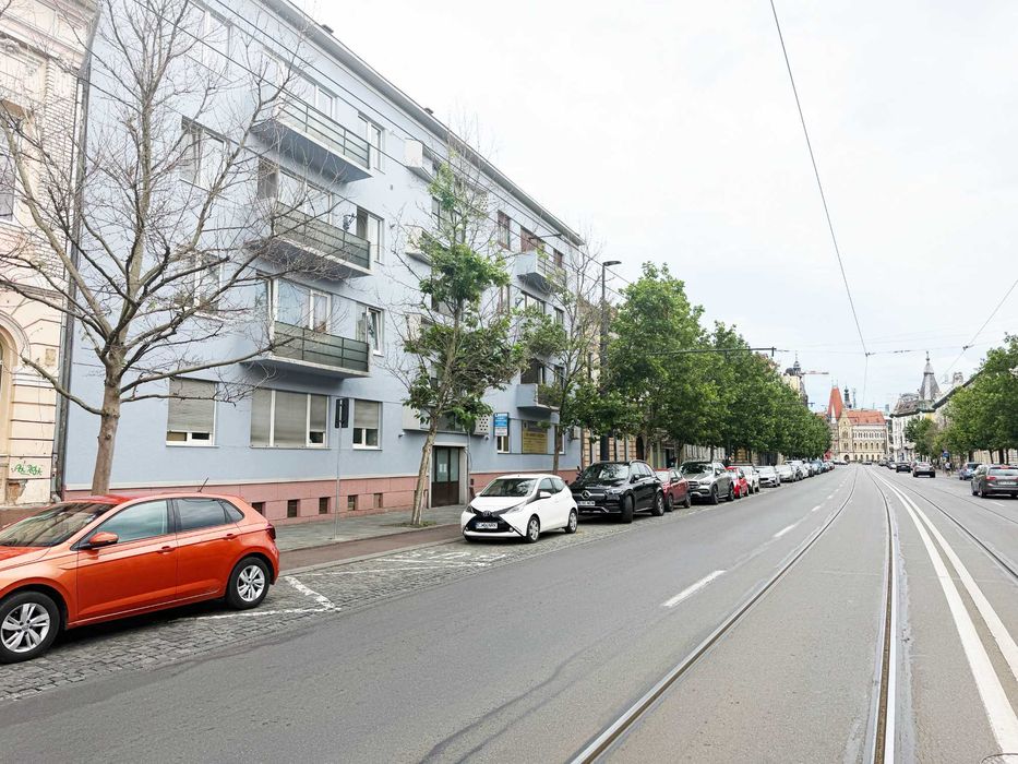 Proprietar, vând apartament central 3 camere la cheie, et. 2/3, liniștit și verde (curte interioară) – Horea 18