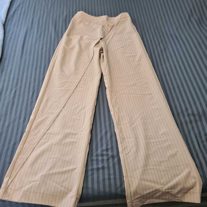 Лек панталон в бежаво