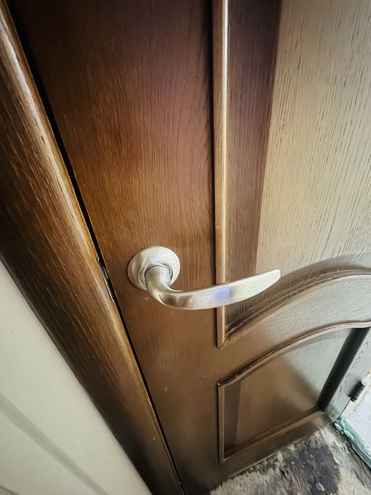 Двери межкомнатные массив продам