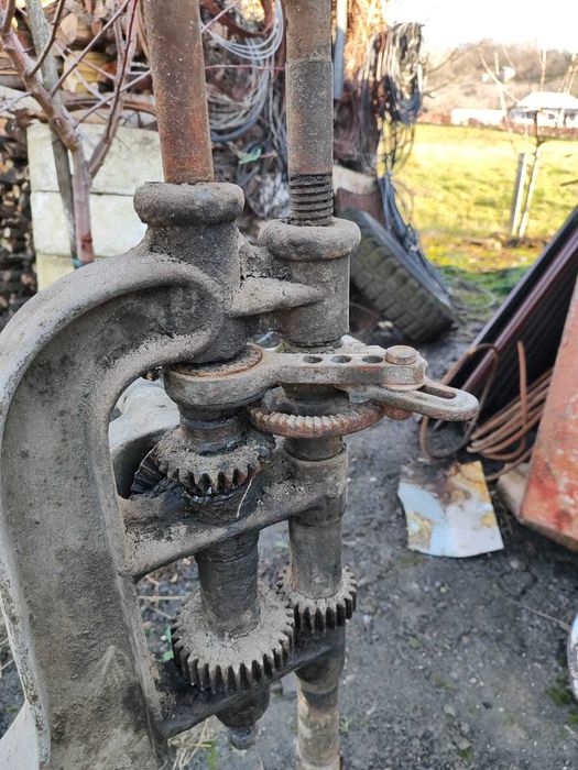 Bormașină manuală veche din fontă